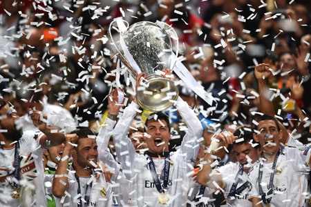 Hình ảnh Real Madrid ăn mừng chức vô địch Champions League - 12 C.Ronaldo nâng cao chức vô địch Champions League thứ hai trong sự nghiệp