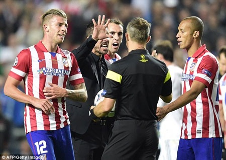 Thua trận, HLV Simeone đòi ăn thua đủ với các cầu thủ Real Madrid - 2 Ông cho rằng 5 phút bù giờ là quá nhiều