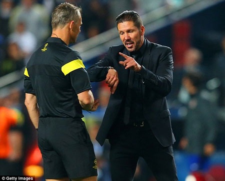 Thua trận, HLV Simeone đòi ăn thua đủ với các cầu thủ Real Madrid - 3 Và lẽ ra, trận đấu phải được kết thúc
trước khi Sergio Ramos ghi bàn gỡ hòa cho Real