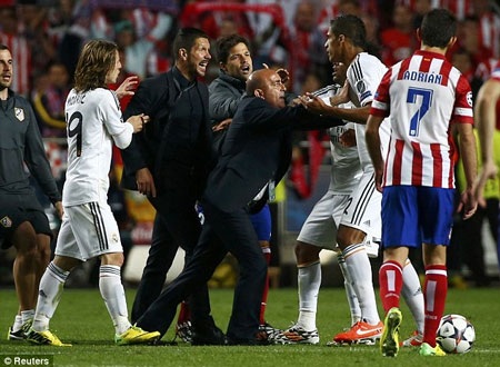 Thua trận, HLV Simeone đòi ăn thua đủ với các cầu thủ Real Madrid - 4 Simeone (trái) lao vào sân gây hấn với
Varane (phải) sau bàn thắng thứ 4 của Real