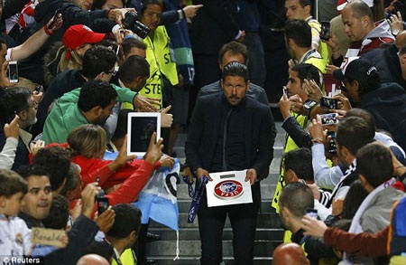 Thua trận, HLV Simeone đòi ăn thua đủ với các cầu thủ Real Madrid - 5 Simeone (trái) lao vào sân gây hấn với
Varane (phải) sau bàn thắng thứ 4 của Real