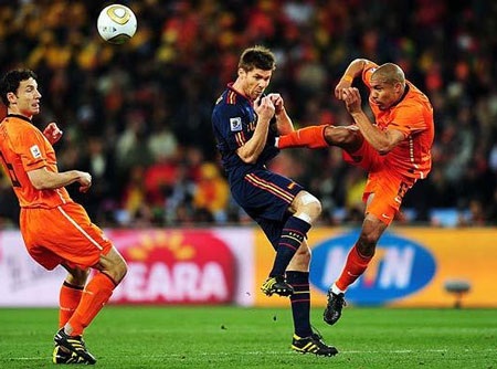 Màn kung-fu ghê rợn của "quái thú" Nigel de Jong - 1 Màn kung-fu ghê rợn của quái thú Nigel de Jong