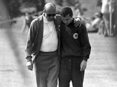 Franz Beckenbauer: Hoàng đế vĩ đại - 2 Đối với
Beckenbauer, HLV đội tuyển quốc gia Helmut Schön không khác gì một người cha.