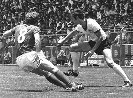 Franz Beckenbauer: Hoàng đế vĩ đại - 5 Đối với
Beckenbauer, HLV đội tuyển quốc gia Helmut Schön không khác gì một người cha.