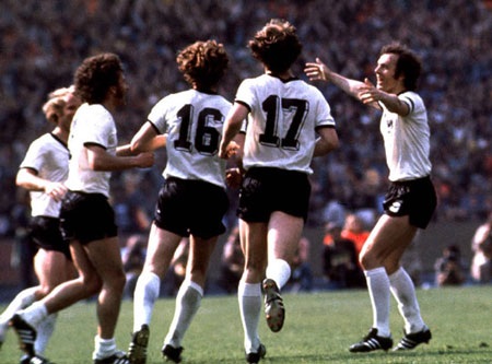 Franz Beckenbauer: Hoàng đế vĩ đại - 9 Đối với
Beckenbauer, HLV đội tuyển quốc gia Helmut Schön không khác gì một người cha.