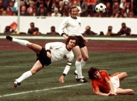Franz Beckenbauer: Hoàng đế vĩ đại - 10 Đối với
Beckenbauer, HLV đội tuyển quốc gia Helmut Schön không khác gì một người cha.