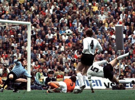 Franz Beckenbauer: Hoàng đế vĩ đại - 11 Đối với
Beckenbauer, HLV đội tuyển quốc gia Helmut Schön không khác gì một người cha.
