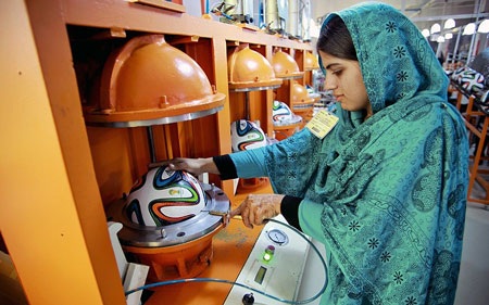 Khám phá quá trình sản xuất trái bóng Brazuca - 5 Khám phá quá trình sản xuất trái bóng Brazuca