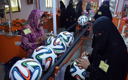 Khám phá quá trình sản xuất trái bóng Brazuca - 6 Quá trình gia công bằng tay cho mỗi quả bóng.