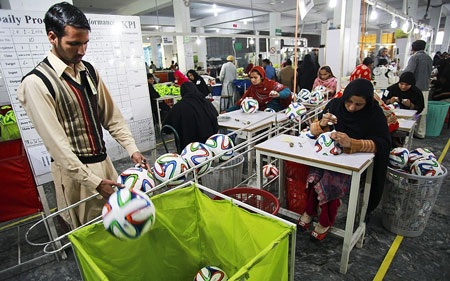 Khám phá quá trình sản xuất trái bóng Brazuca - 7 Quá trình gia công bằng tay cho mỗi quả bóng.