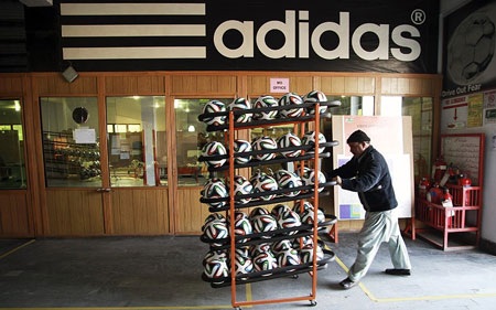 Khám phá quá trình sản xuất trái bóng Brazuca - 8 Những quả bóng sau khi hoàn thành sẽ được mang đi thử nghiệm.