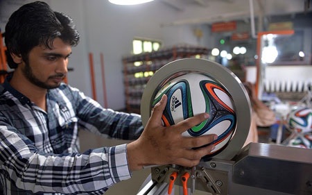 Khám phá quá trình sản xuất trái bóng Brazuca - 10 Những quả bóng sau khi hoàn thành sẽ được mang đi thử nghiệm.