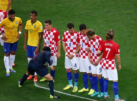 Premier League 2014-15 sẽ áp dụng bình xịt vạch sơn tự hủy - 1 Công nghệ bình xịt vạch sơn tự hủy đang tạo hiệu ứng tích cực sau World Cup 2014