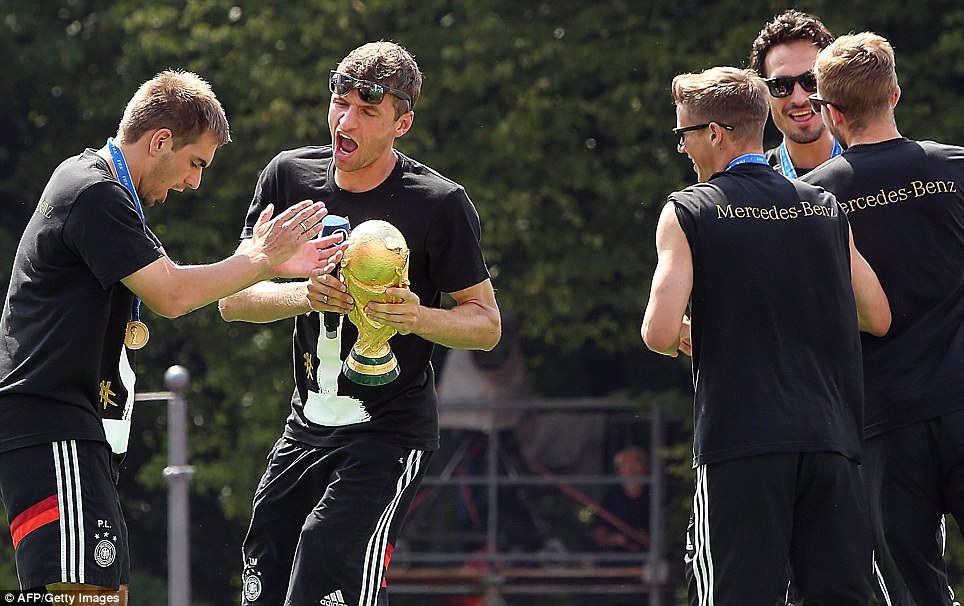 Đội tuyển Đức và lễ mừng công đặc sắc tại Berlin - 1 Lahm và
Muller quậy tưng bừng trong lễ mừng công.