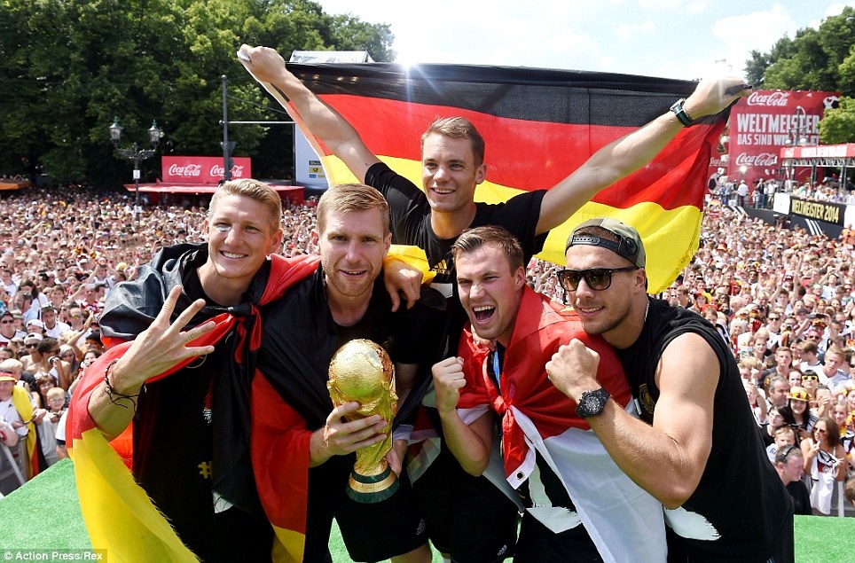 Đội tuyển Đức và lễ mừng công đặc sắc tại Berlin - 7 Giống như
Italia và Brazil, Đức đã có chức vô địch thế giới thứ 4 sau 24 năm chờ đợi.