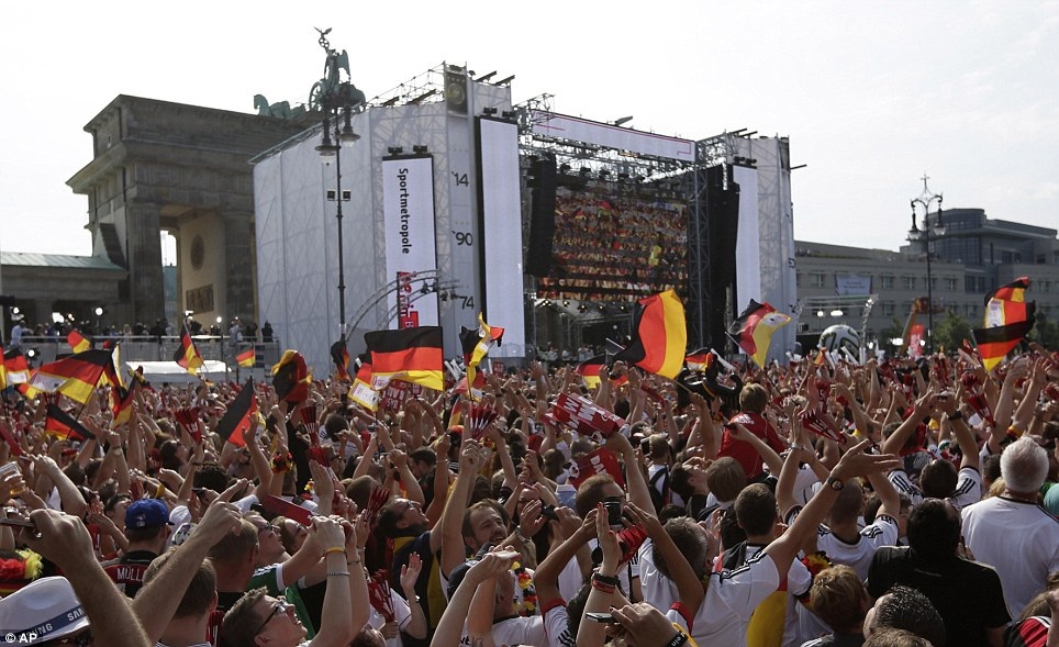 Đội tuyển Đức và lễ mừng công đặc sắc tại Berlin - 8 Giống như
Italia và Brazil, Đức đã có chức vô địch thế giới thứ 4 sau 24 năm chờ đợi.