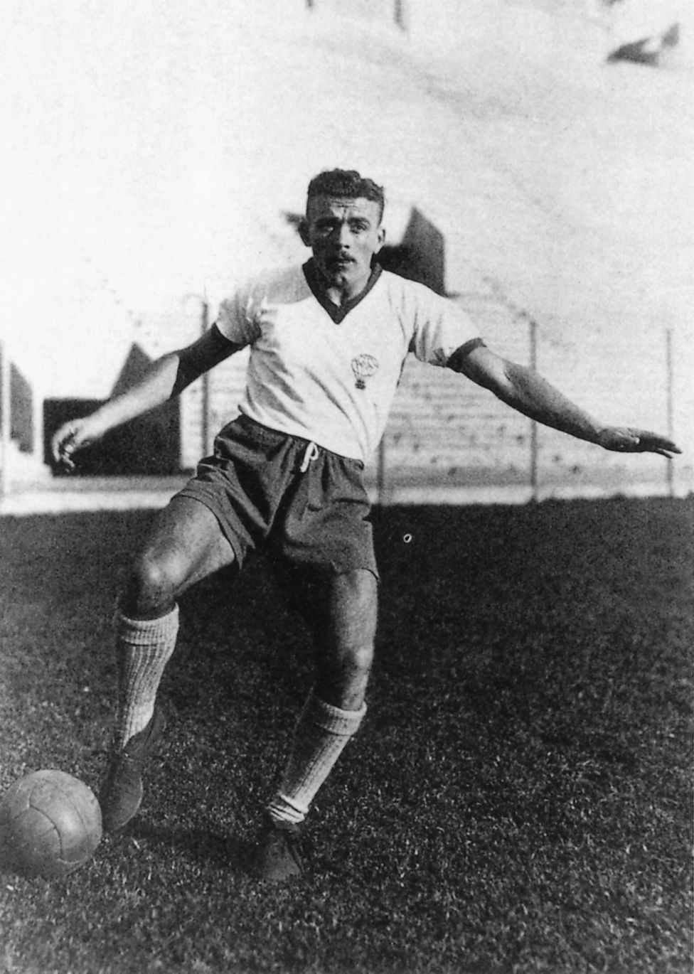 Nhìn lại sự nghiệp lẫy lừng của “mũi tên bạc” Di Stéfano - 4 Năm 1946,
Alfredo Di Stéfano chuyển đến thi đấu cho Huracan tại Buenos Aires.