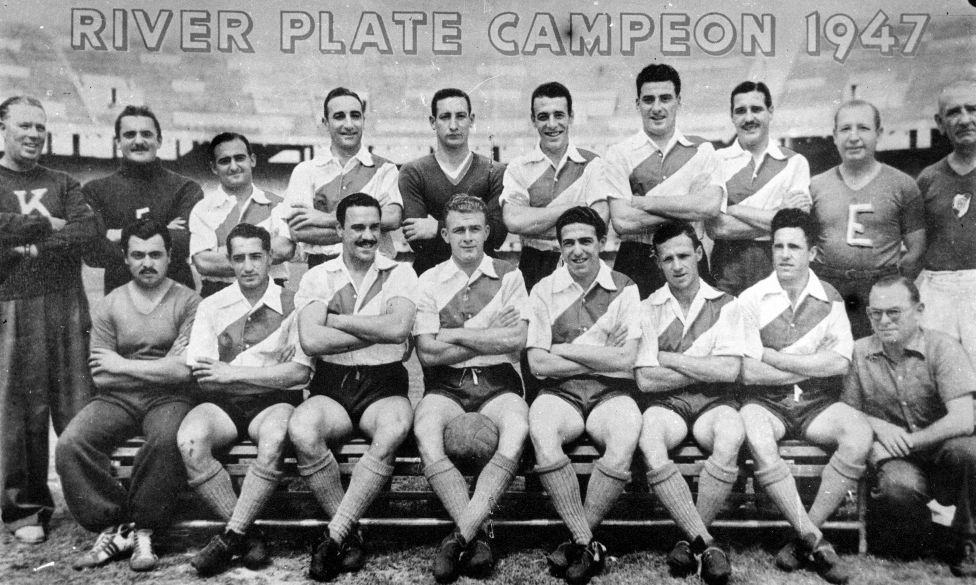 Nhìn lại sự nghiệp lẫy lừng của “mũi tên bạc” Di Stéfano - 5 Năm 1946,
Alfredo Di Stéfano chuyển đến thi đấu cho Huracan tại Buenos Aires.