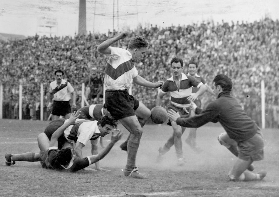 Nhìn lại sự nghiệp lẫy lừng của “mũi tên bạc” Di Stéfano - 6 Năm 1946,
Alfredo Di Stéfano chuyển đến thi đấu cho Huracan tại Buenos Aires.
