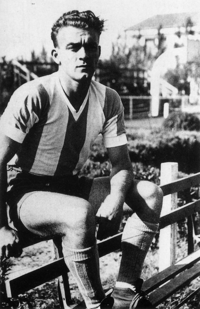 Nhìn lại sự nghiệp lẫy lừng của “mũi tên bạc” Di Stéfano - 7 Năm 1946,
Alfredo Di Stéfano chuyển đến thi đấu cho Huracan tại Buenos Aires.