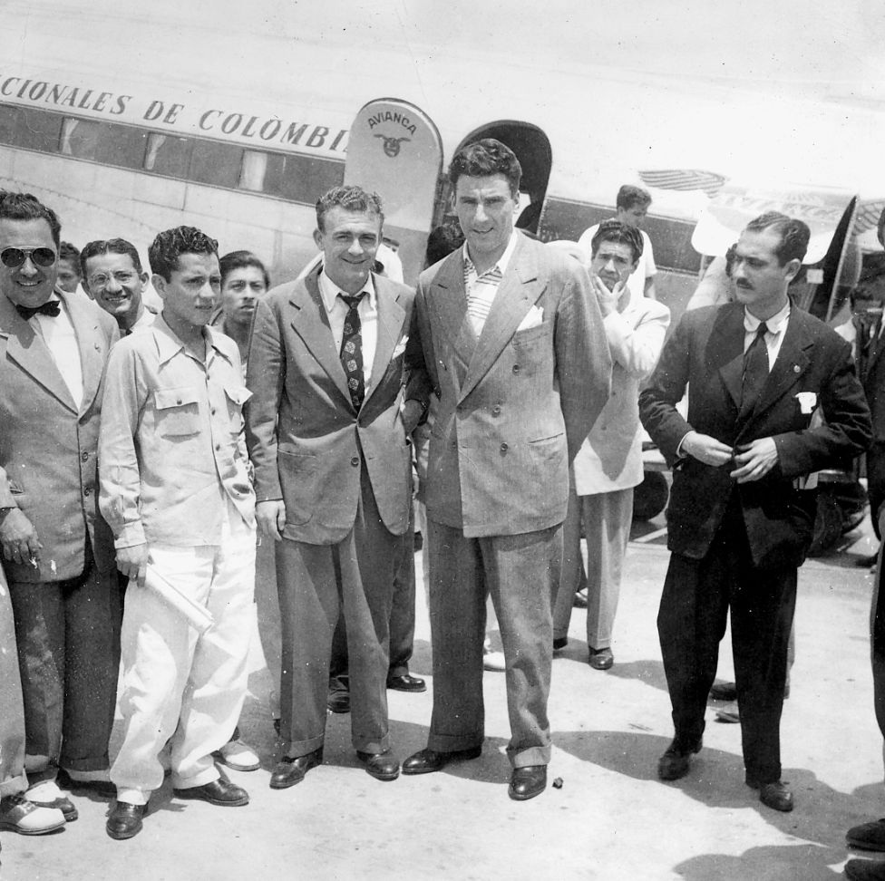 Nhìn lại sự nghiệp lẫy lừng của “mũi tên bạc” Di Stéfano - 8 Năm 1946,
Alfredo Di Stéfano chuyển đến thi đấu cho Huracan tại Buenos Aires.