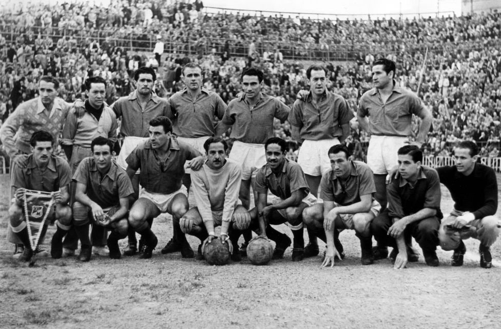 Nhìn lại sự nghiệp lẫy lừng của “mũi tên bạc” Di Stéfano - 9 Năm 1946,
Alfredo Di Stéfano chuyển đến thi đấu cho Huracan tại Buenos Aires.