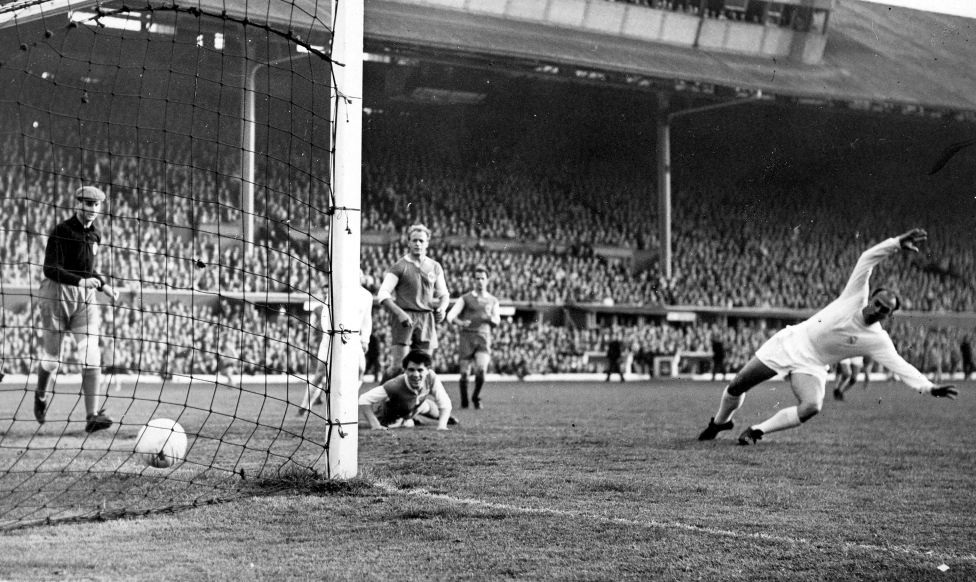 Nhìn lại sự nghiệp lẫy lừng của “mũi tên bạc” Di Stéfano - 14 Năm 1946,
Alfredo Di Stéfano chuyển đến thi đấu cho Huracan tại Buenos Aires.