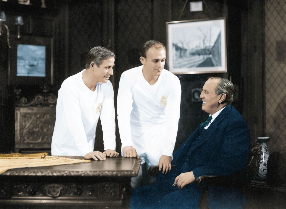 Nhìn lại sự nghiệp lẫy lừng của “mũi tên bạc” Di Stéfano - 16 Di Stefano
và Raymond Kopa chụp hình cùng chủ tịch Santiago Bernabéu.