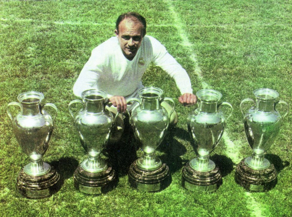 Nhìn lại sự nghiệp lẫy lừng của “mũi tên bạc” Di Stéfano - 17 Di Stefano
và Raymond Kopa chụp hình cùng chủ tịch Santiago Bernabéu.