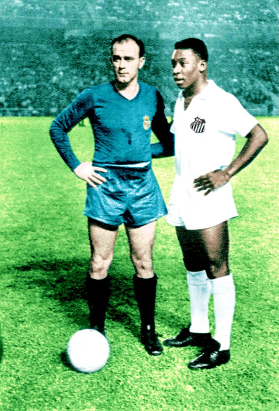 Nhìn lại sự nghiệp lẫy lừng của “mũi tên bạc” Di Stéfano - 25 Alfredo Di
Stéfano chụp hình cùng Pele.