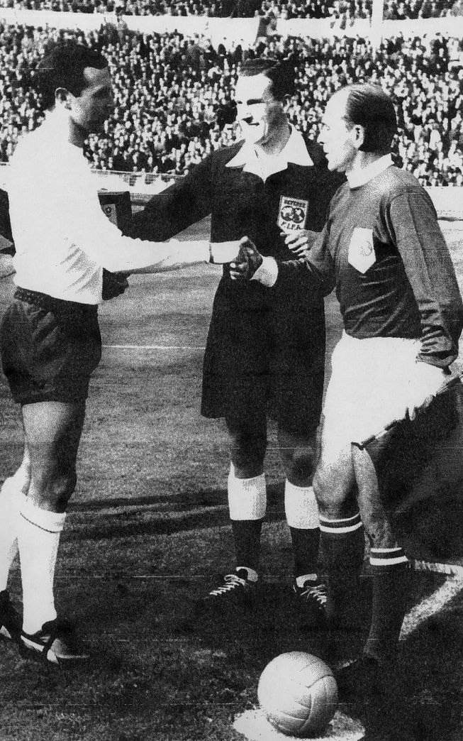 Nhìn lại sự nghiệp lẫy lừng của “mũi tên bạc” Di Stéfano - 26 Alfredo Di
Stéfano chụp hình cùng Pele.