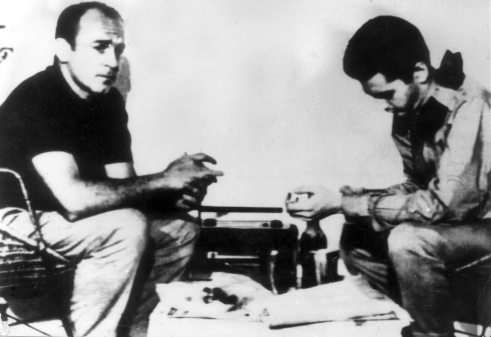 Nhìn lại sự nghiệp lẫy lừng của “mũi tên bạc” Di Stéfano - 27 Alfredo Di
Stéfano chụp hình cùng Pele.