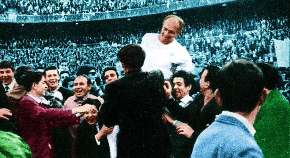 Nhìn lại sự nghiệp lẫy lừng của “mũi tên bạc” Di Stéfano - 29 Đồng đội và
người hâm mộ công kênh Stéfano trong ngày ông chia tay Real Madrid.