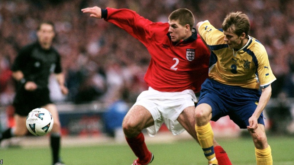 Những hình ảnh đáng nhớ về Gerrard trong màu áo đội tuyển Anh - 1 Steven
Gerrard ra mắt đội tuyển Anh ở trận đấu với Ukraine vào tháng 5/2000.