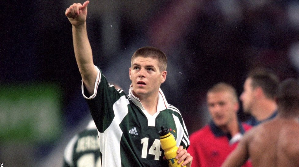Những hình ảnh đáng nhớ về Gerrard trong màu áo đội tuyển Anh - 2 Steven
Gerrard ra mắt đội tuyển Anh ở trận đấu với Ukraine vào tháng 5/2000.