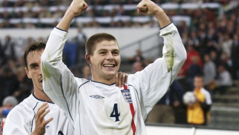 Những hình ảnh đáng nhớ về Gerrard trong màu áo đội tuyển Anh - 3 Steven
Gerrard ra mắt đội tuyển Anh ở trận đấu với Ukraine vào tháng 5/2000.