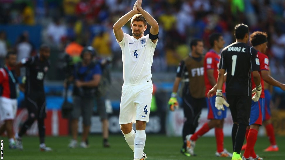 Những hình ảnh đáng nhớ về Gerrard trong màu áo đội tuyển Anh - 11 Steven
Gerrard ra mắt đội tuyển Anh ở trận đấu với Ukraine vào tháng 5/2000.