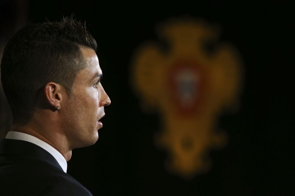 C.Ronaldo lần đầu đoạt danh hiệu Cầu thủ xuất sắc nhất châu Âu - 1 C.Ronaldo
trong lễ bốc thăm chia bảng Champions League 2014-15