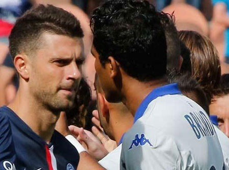 Brandao và Motta “hằm hè” nhau trên sân