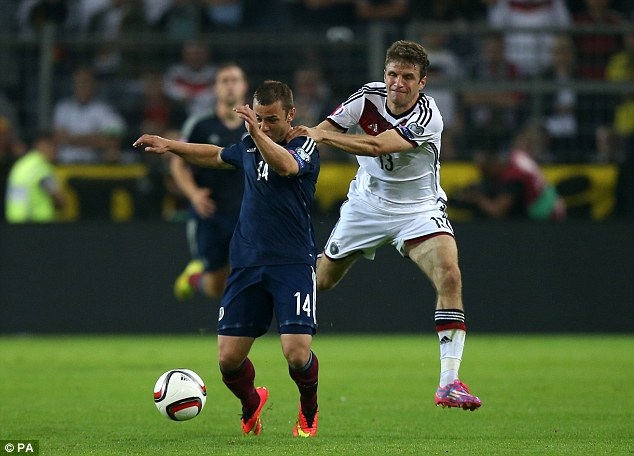 Thomas Muller giở thủ đoạn giúp tuyển Đức chiến thắng - 2 Maloney
không thể tiếp tục đi bóng vì bị đối thủ chơi xấu