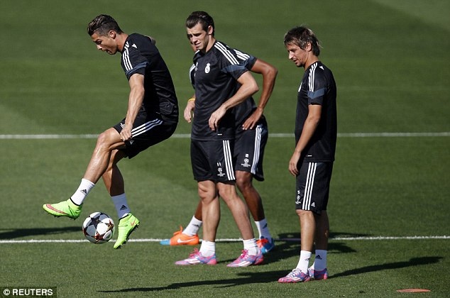 CĐV phá xe, chửi rủa vì thái độ "chảnh chọe" của Gareth Bale - 4 Các cầu thủ đã có buổi tập chuẩn bị cho trận đấu với Basel ở sân Bernabeu