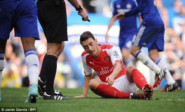 Mesut Ozil bị tố "vụng trộm" với bạn gái đồng nghiệp - 1 Mesut Ozil bị tố phản bội bạn gái Mandy Capristo