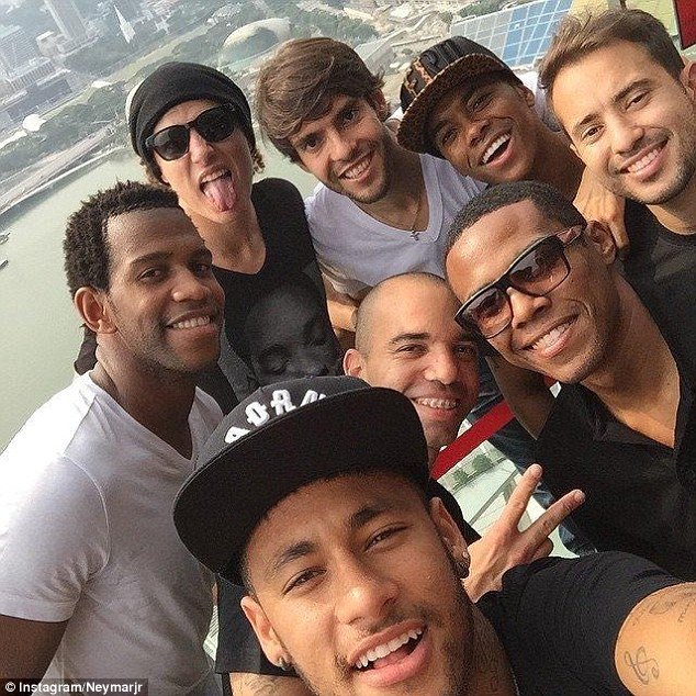 Đánh bại Argentina, Neymar du hí Singapore cùng đồng đội - 3 Neymar và đồng đội cười tươi chụp ảnh “tự sướng” tại Singapore