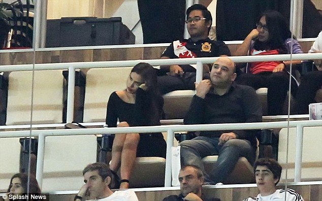 Siêu mẫu người Nga còn dành thời gian đến sân cổ vũ cho bạn trai.