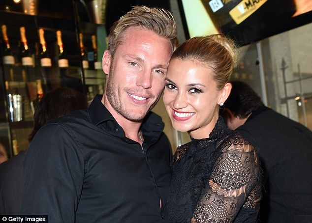 Lell bên bạn gái cũ Rickinger