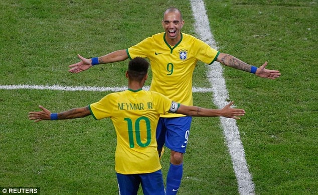 Tiền đạo Diego Tardelli ăn mừng bàn thắng thứ hai trong trận đấu cùng Neymar 