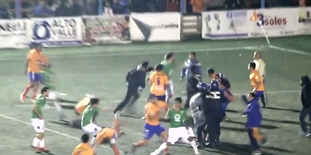 Cảnh tượng hỗn loạn trên sân cỏ Argentina