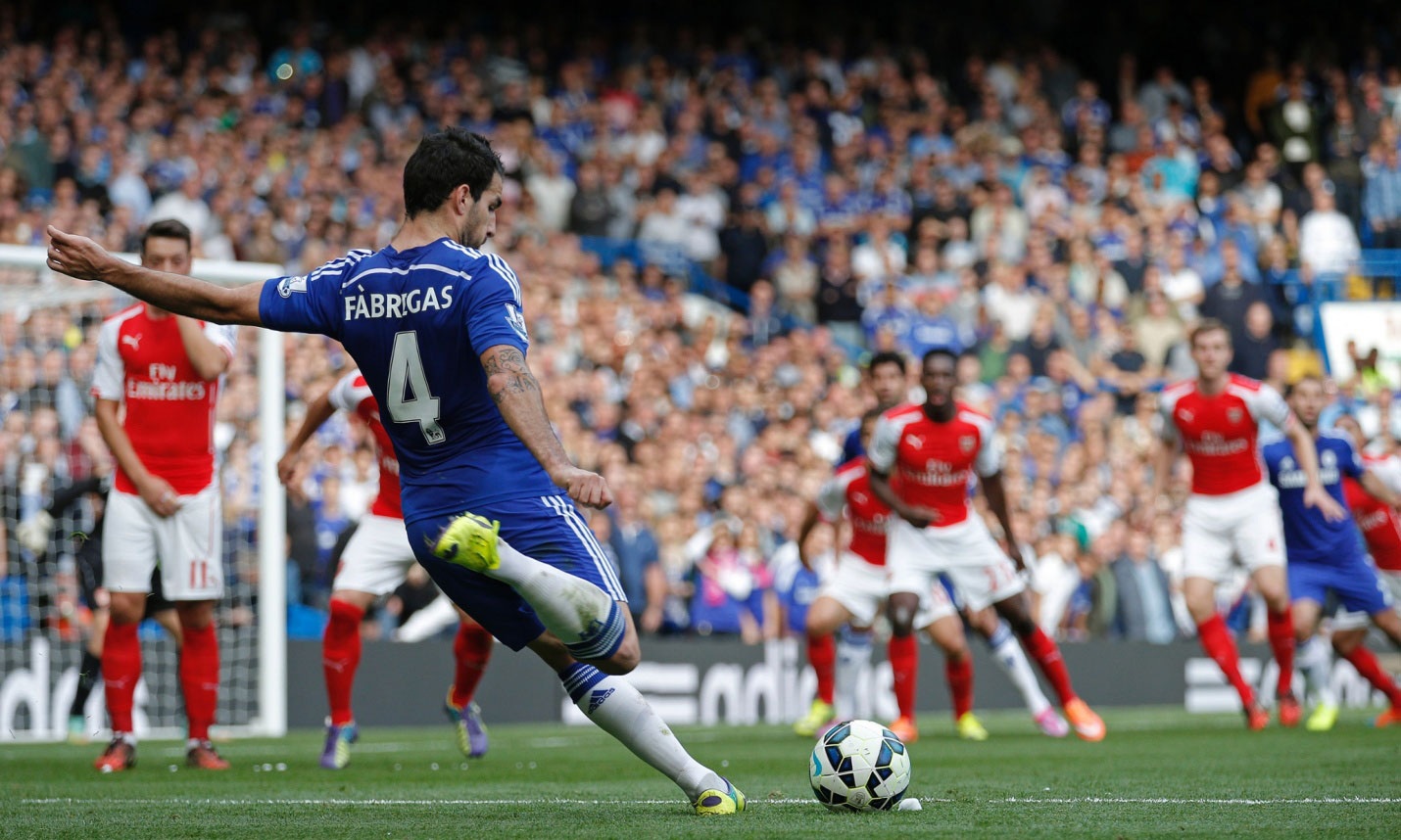 Nhìn lại 90 phút Chelsea “nghiền nát” Arsenal - 4 Fabregas thực
hiện một quả đá phạt cho Chelsea.