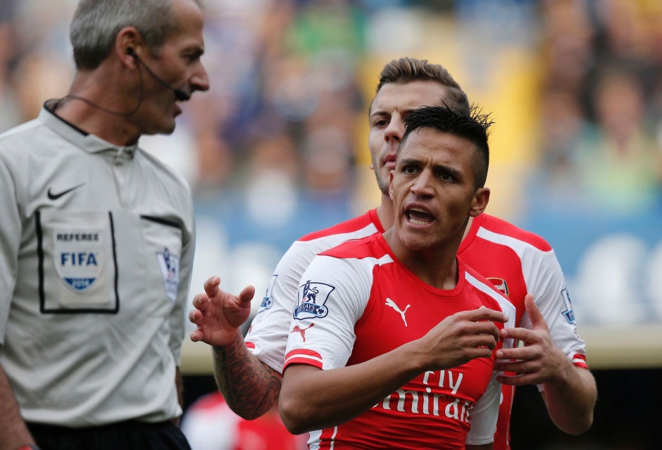 Nhìn lại 90 phút Chelsea “nghiền nát” Arsenal - 8 Tiền đạo
người Chile phản ứng với quyết định của trọng tài.