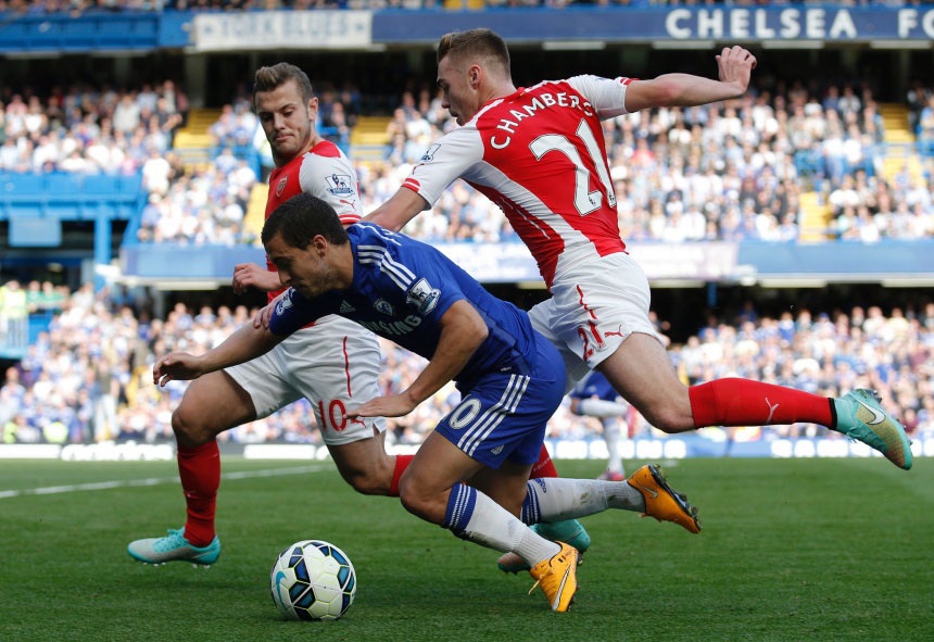 Nhìn lại 90 phút Chelsea “nghiền nát” Arsenal - 9 Hazard là mối
đe dọa thường trực với Calum Chambers trong suốt trận đấu.